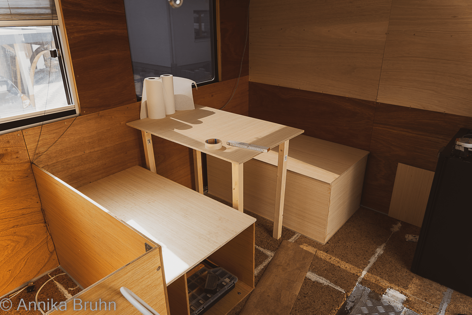 Unsere provisorische Sitzecke mit Tisch